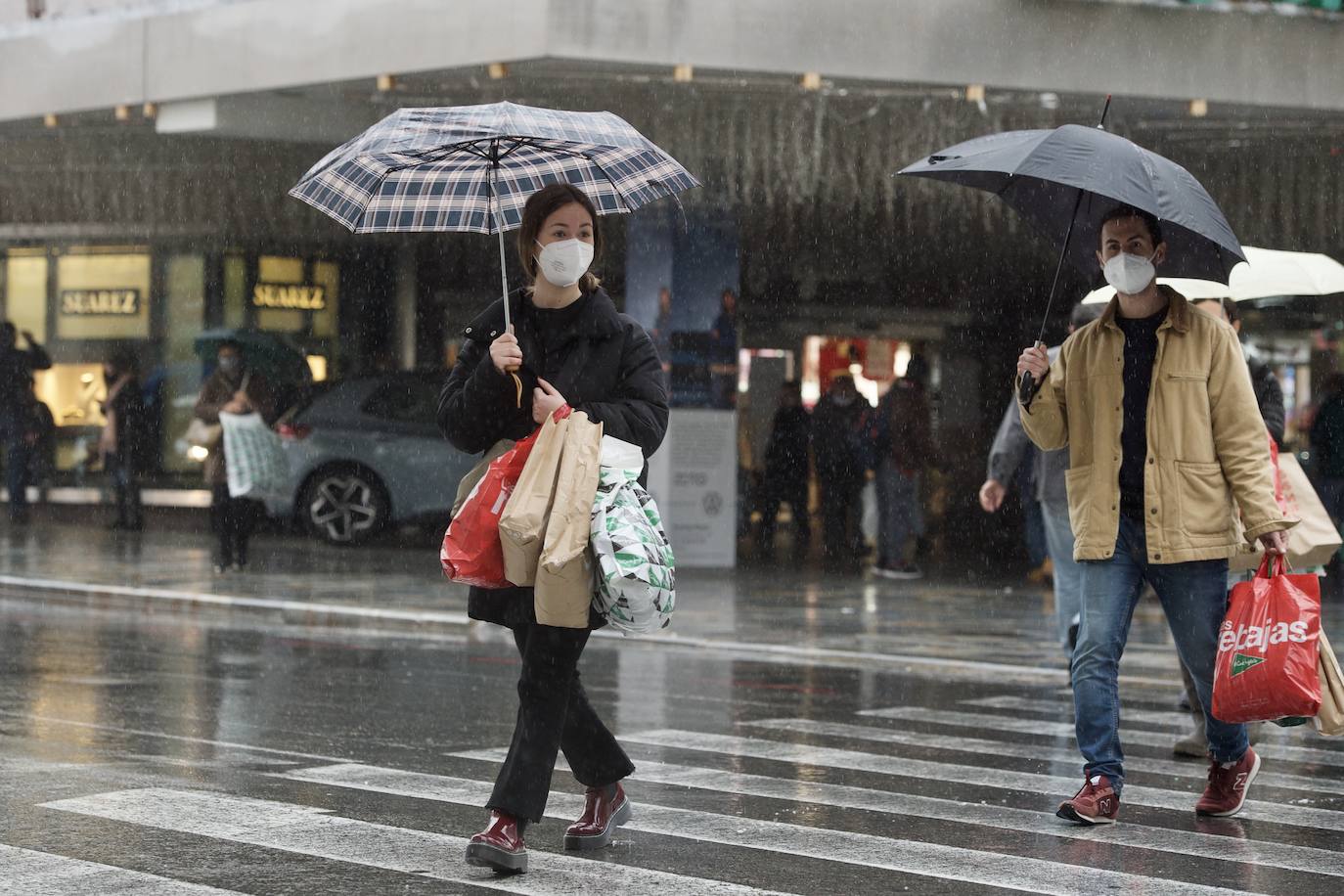 Fotos: El mal tiempo y las restricciones cubren de nubarrones la campaña de rebajas en Murcia