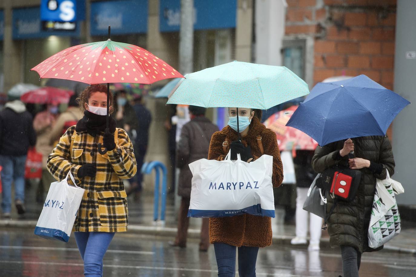 Fotos: El mal tiempo y las restricciones cubren de nubarrones la campaña de rebajas en Murcia
