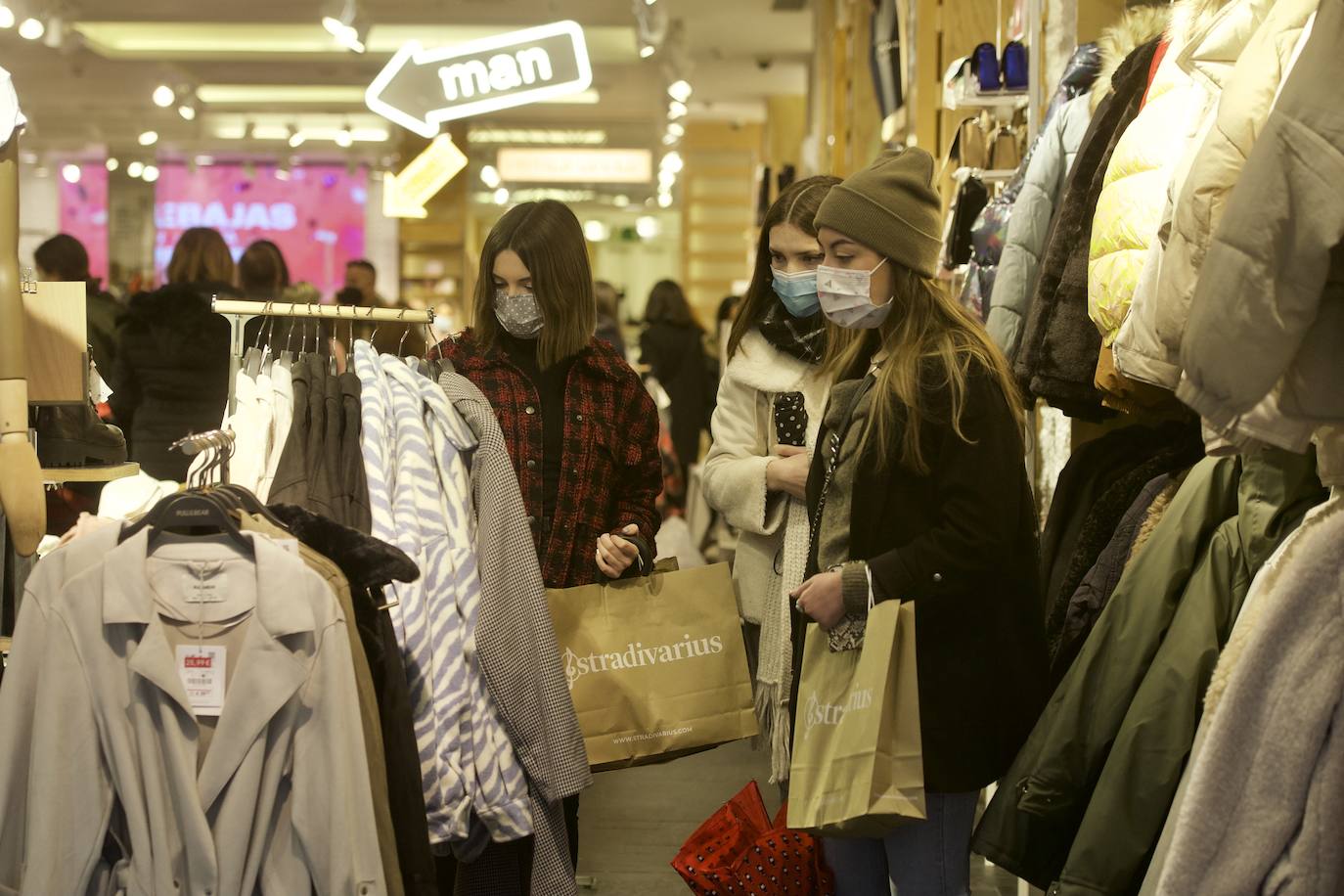 Fotos: El mal tiempo y las restricciones cubren de nubarrones la campaña de rebajas en Murcia