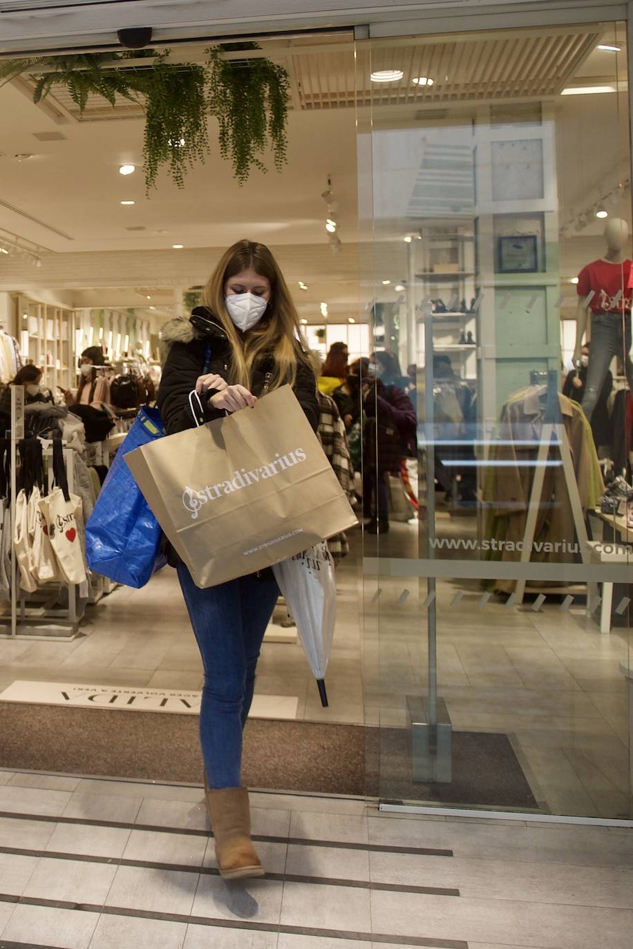 Fotos: El mal tiempo y las restricciones cubren de nubarrones la campaña de rebajas en Murcia