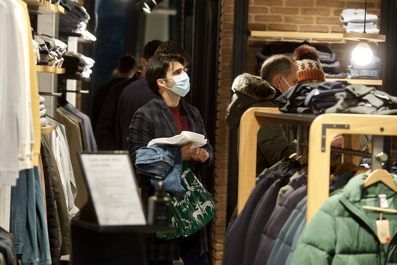 Fotos: El mal tiempo y las restricciones cubren de nubarrones la campaña de rebajas en Murcia