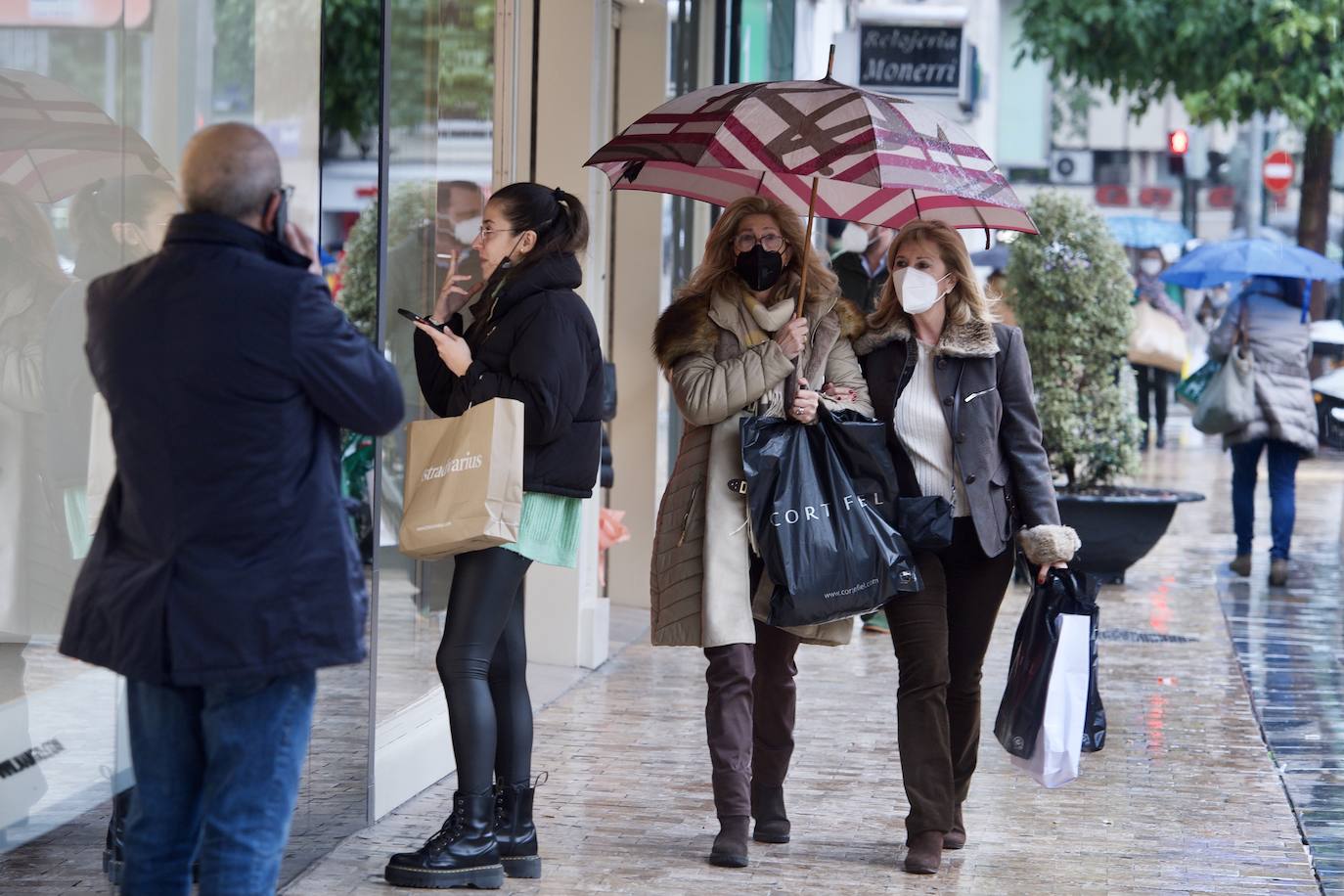Fotos: El mal tiempo y las restricciones cubren de nubarrones la campaña de rebajas en Murcia