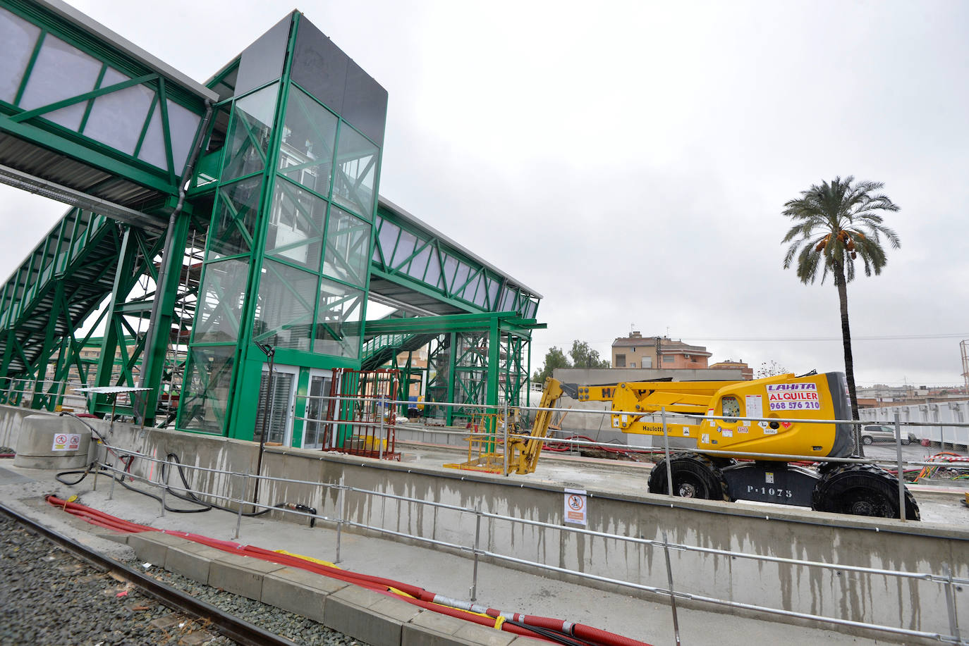 Fotos: Adif ultima la nueva pasarela de viajeros para poder soterrar la estación del Carmen