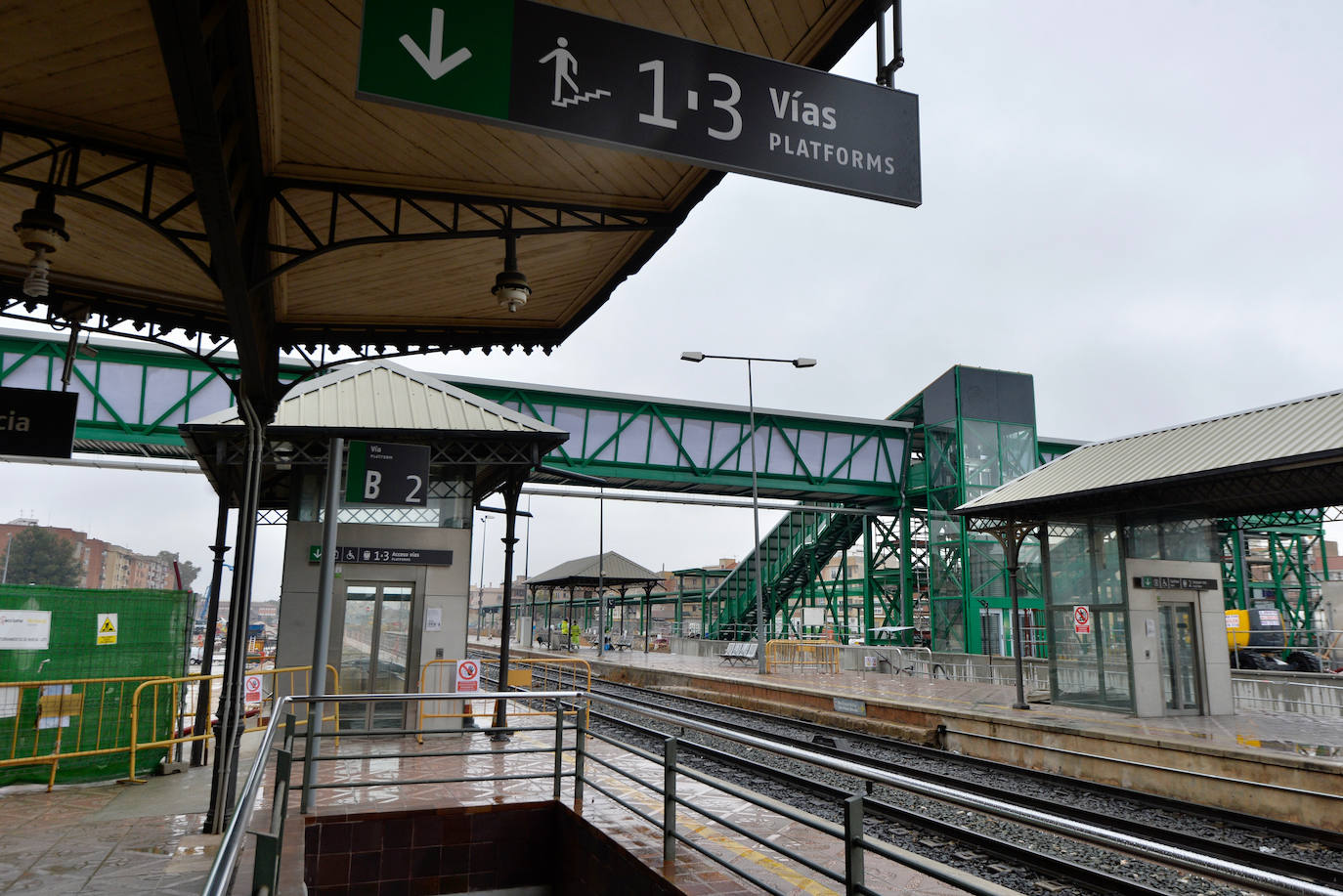 Fotos: Adif ultima la nueva pasarela de viajeros para poder soterrar la estación del Carmen