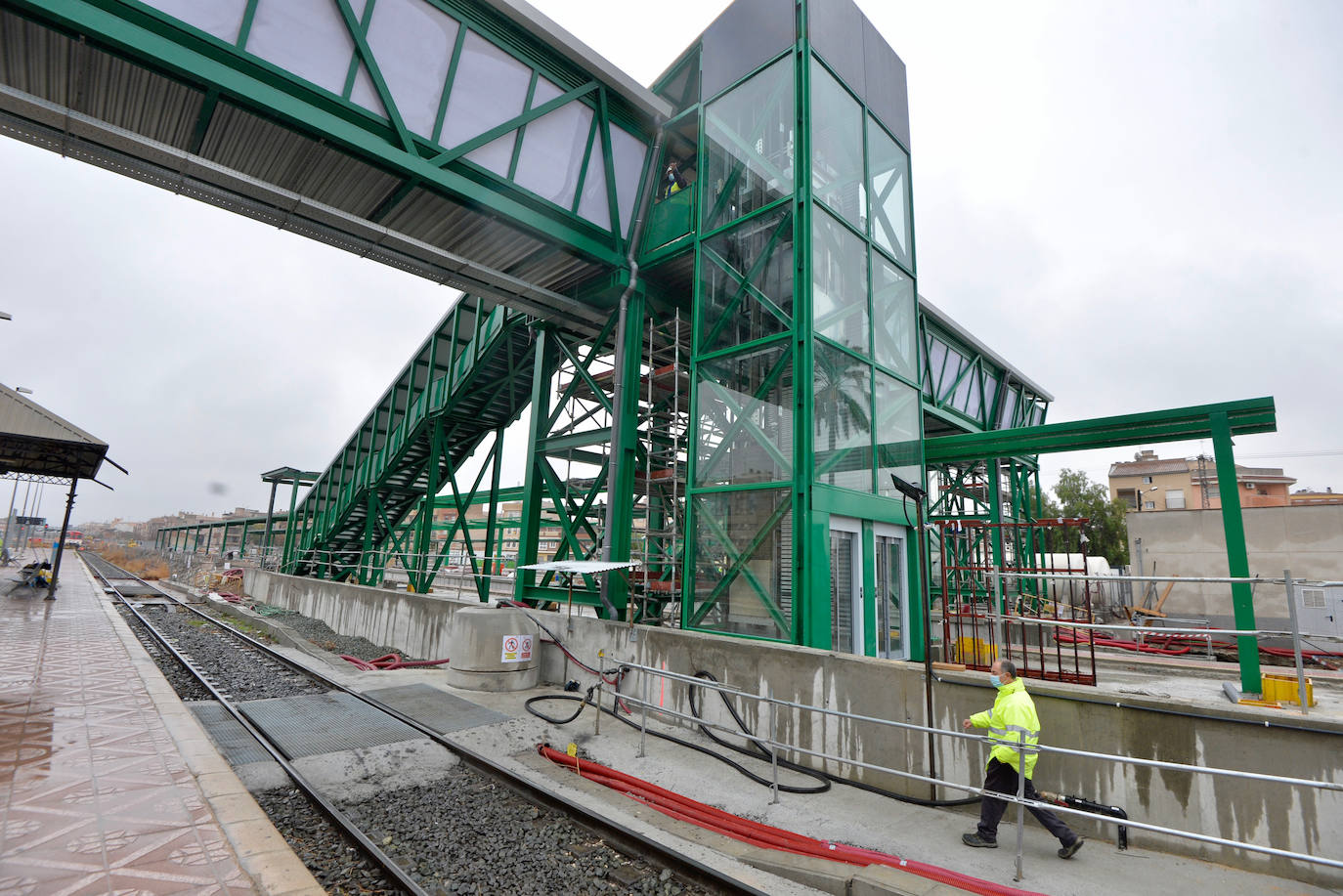 Fotos: Adif ultima la nueva pasarela de viajeros para poder soterrar la estación del Carmen