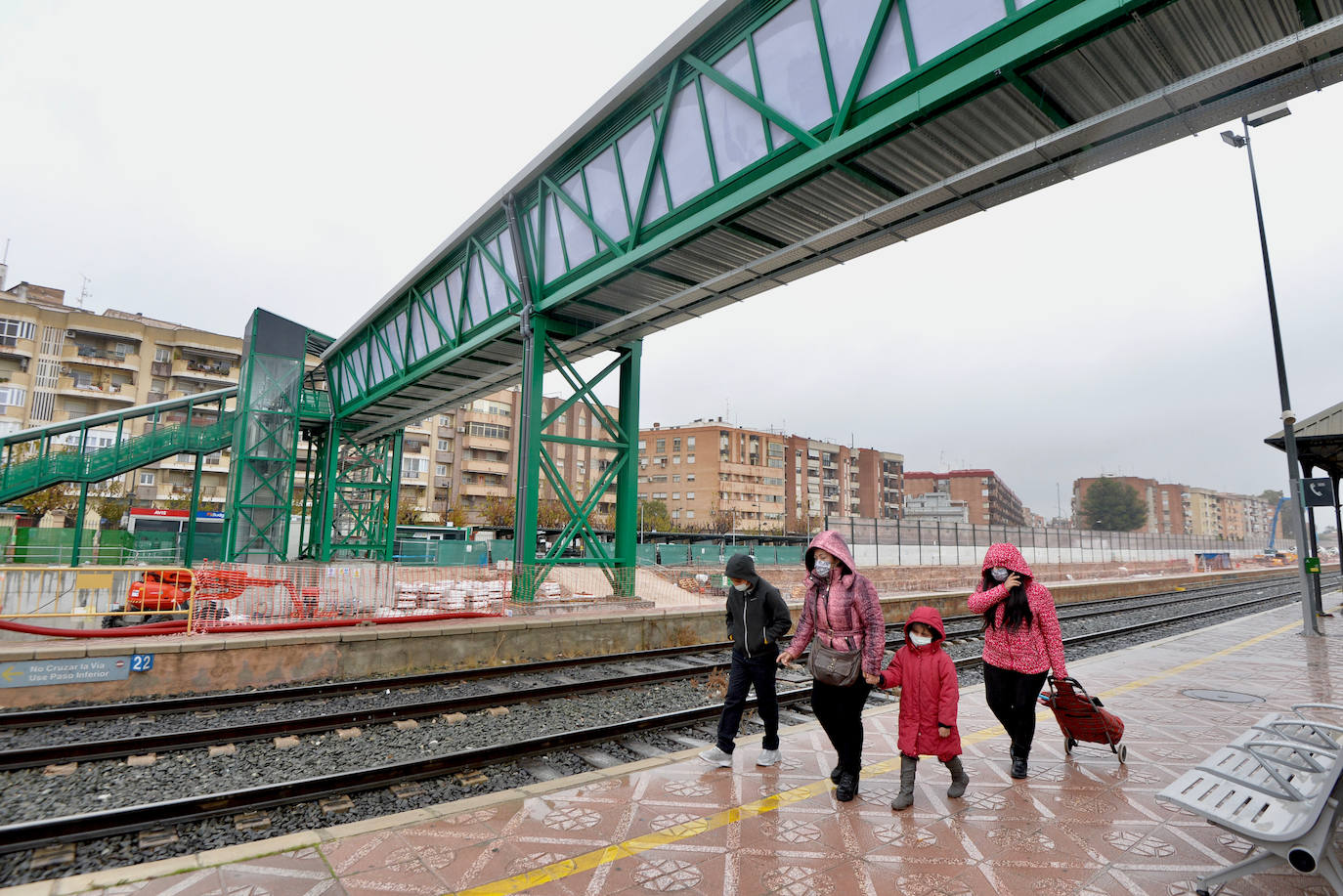 Fotos: Adif ultima la nueva pasarela de viajeros para poder soterrar la estación del Carmen