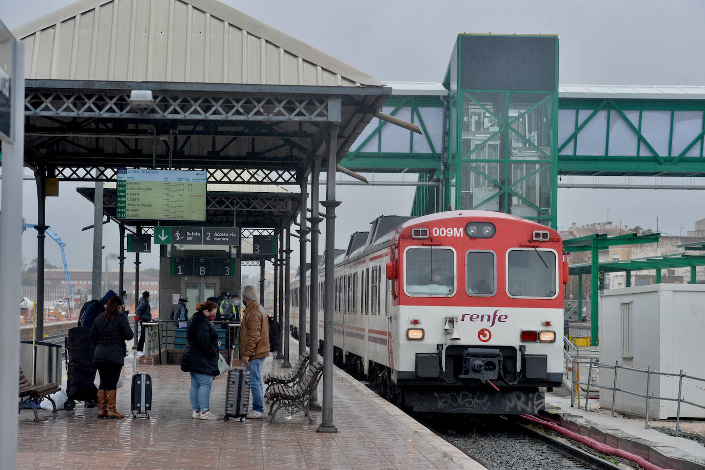 Fotos: Adif ultima la nueva pasarela de viajeros para poder soterrar la estación del Carmen