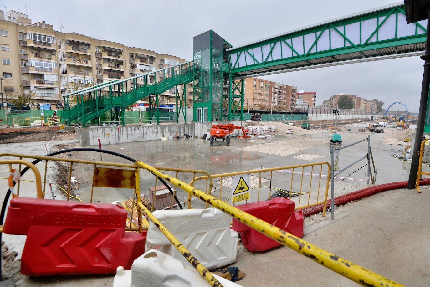 Fotos: Adif ultima la nueva pasarela de viajeros para poder soterrar la estación del Carmen