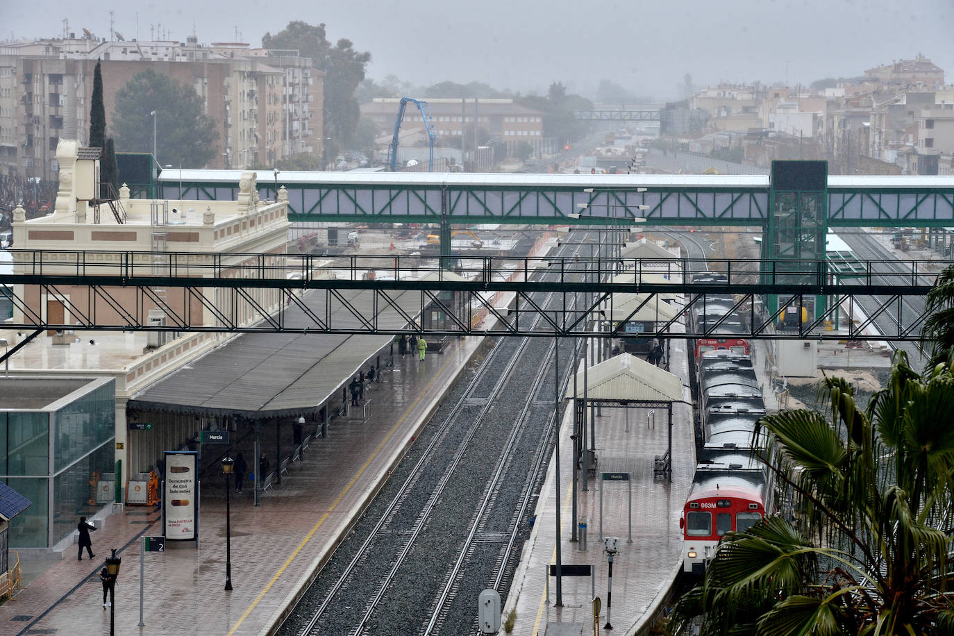 Fotos: Adif ultima la nueva pasarela de viajeros para poder soterrar la estación del Carmen