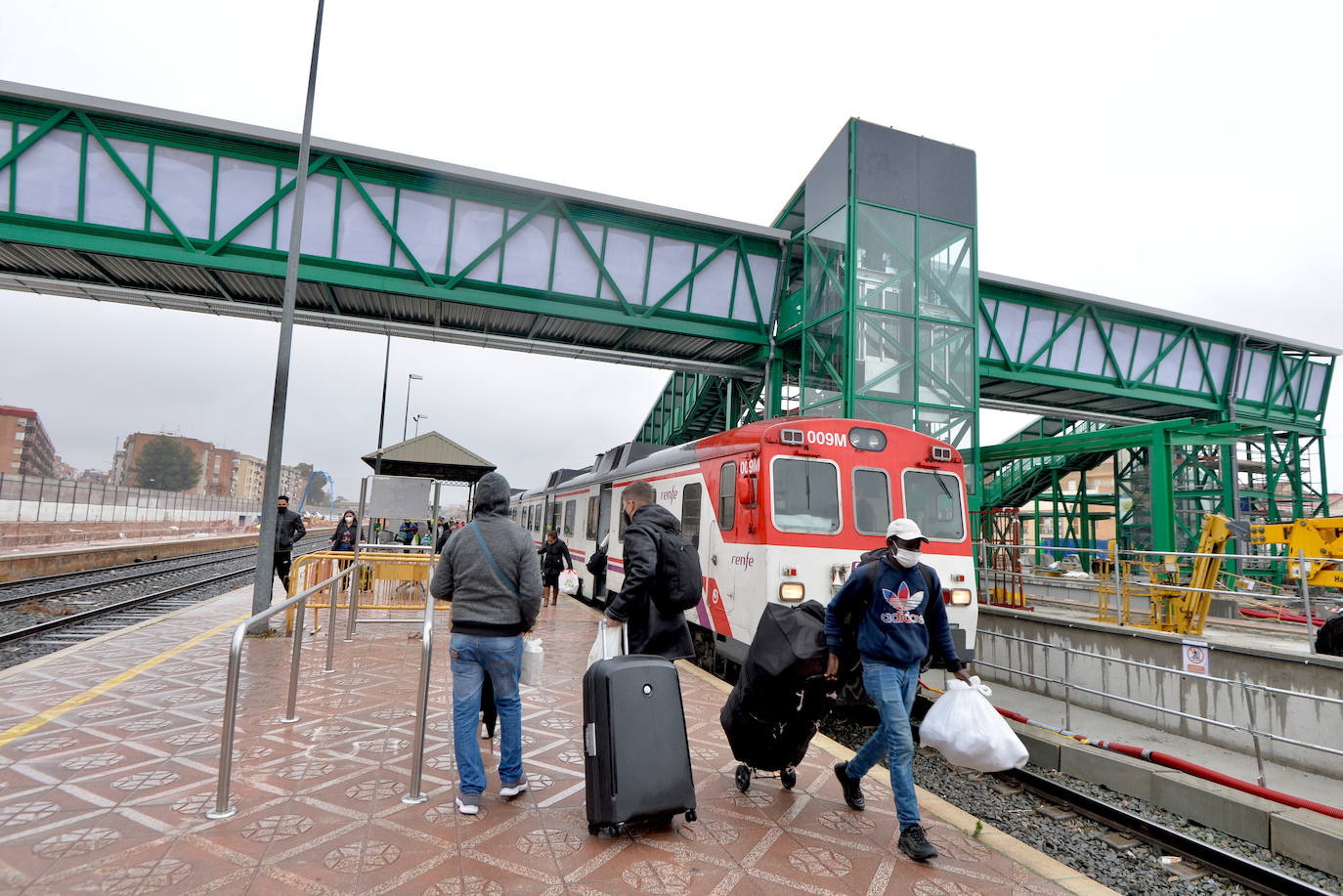 Fotos: Adif ultima la nueva pasarela de viajeros para poder soterrar la estación del Carmen