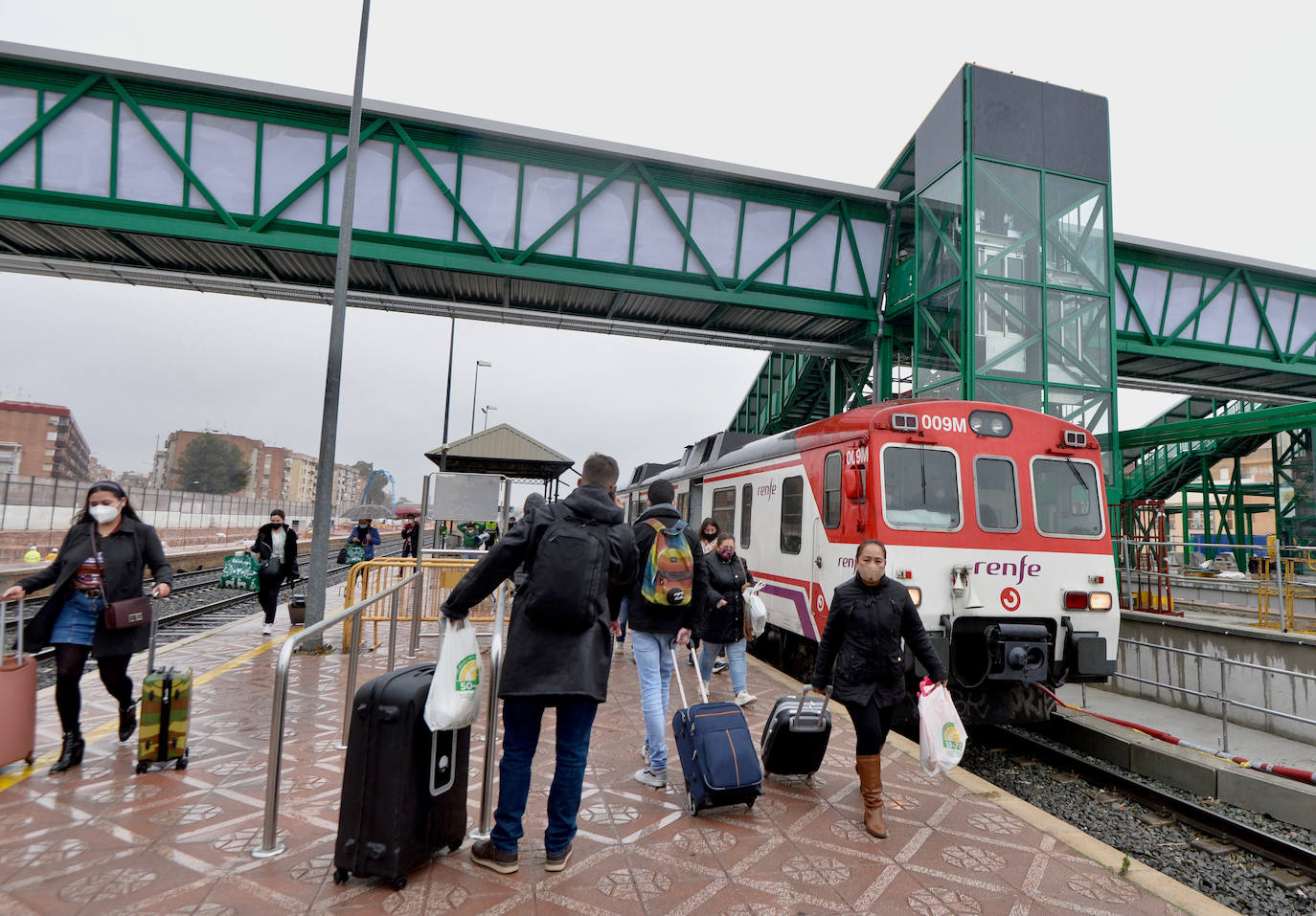 Fotos: Adif ultima la nueva pasarela de viajeros para poder soterrar la estación del Carmen