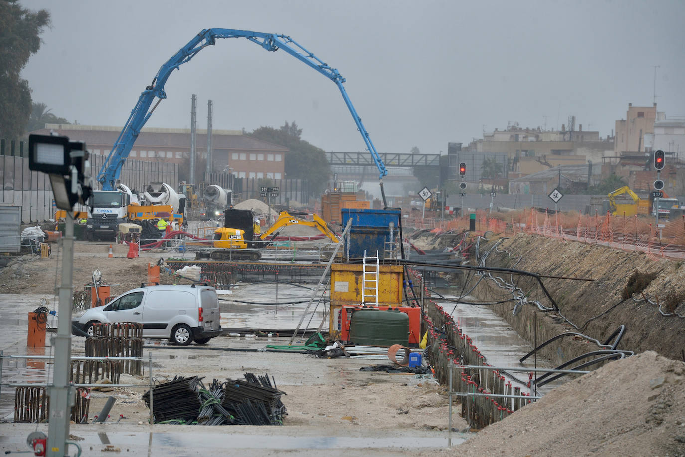 Fotos: Adif ultima la nueva pasarela de viajeros para poder soterrar la estación del Carmen