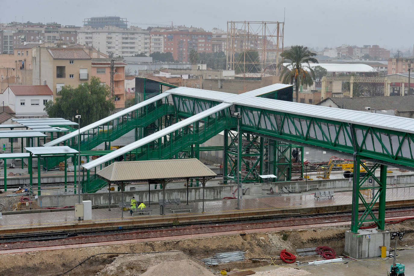 Fotos: Adif ultima la nueva pasarela de viajeros para poder soterrar la estación del Carmen