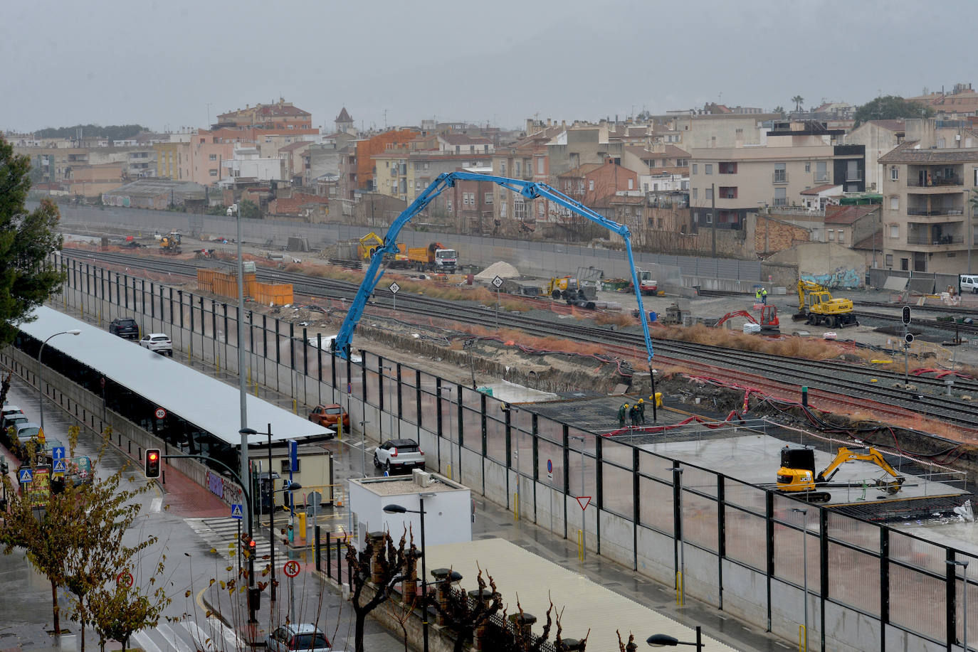 Fotos: Adif ultima la nueva pasarela de viajeros para poder soterrar la estación del Carmen