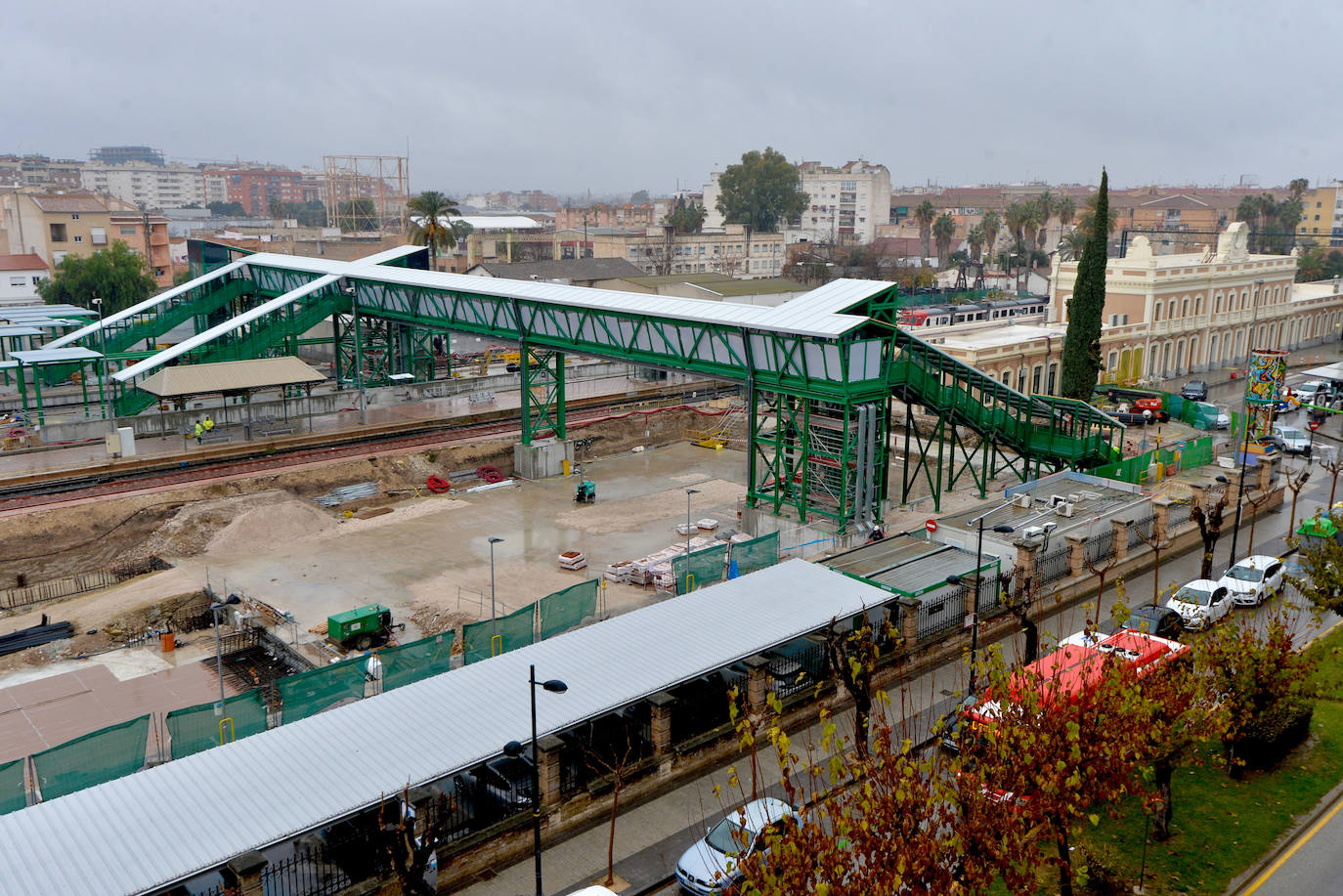 Fotos: Adif ultima la nueva pasarela de viajeros para poder soterrar la estación del Carmen