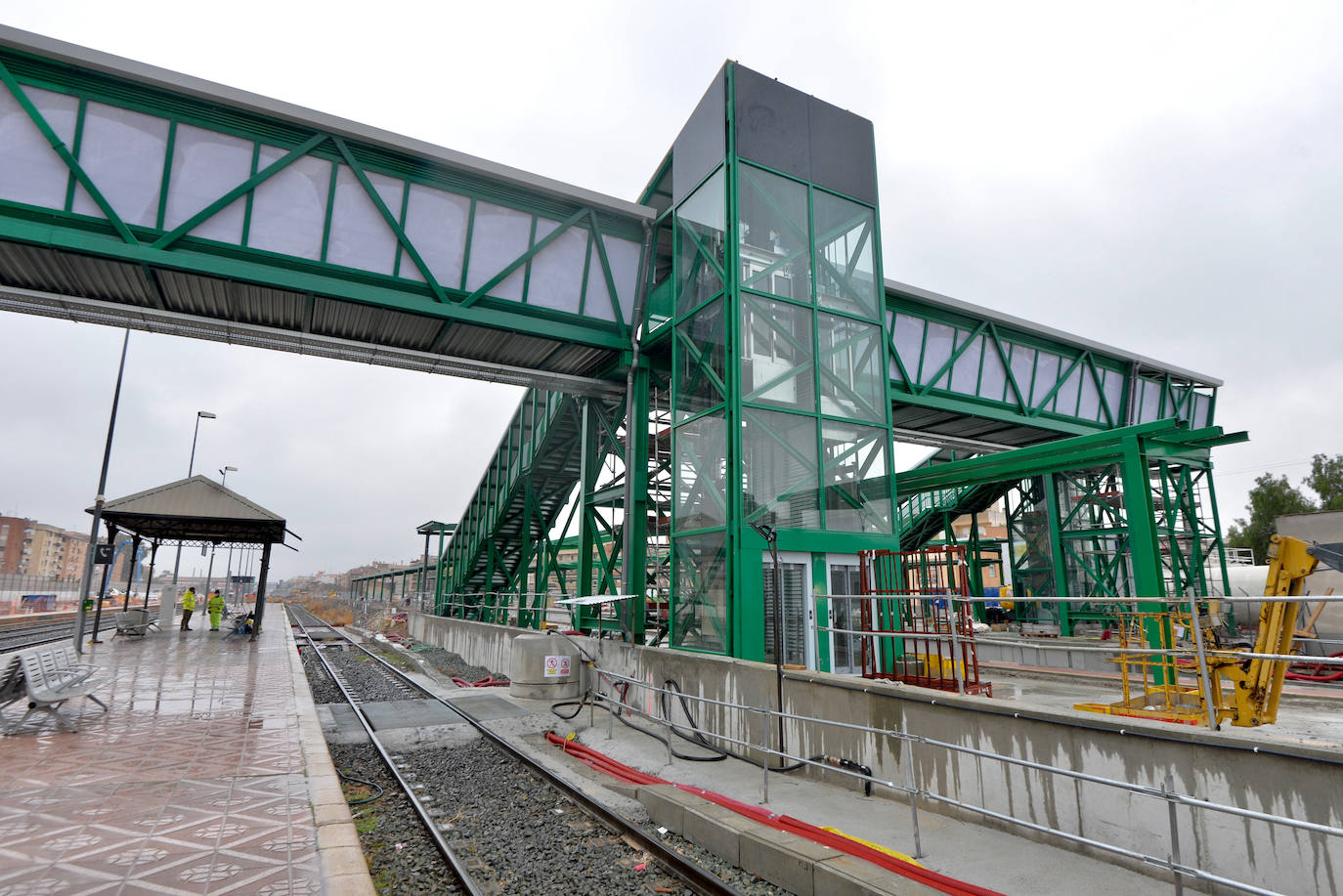 Fotos: Adif ultima la nueva pasarela de viajeros para poder soterrar la estación del Carmen