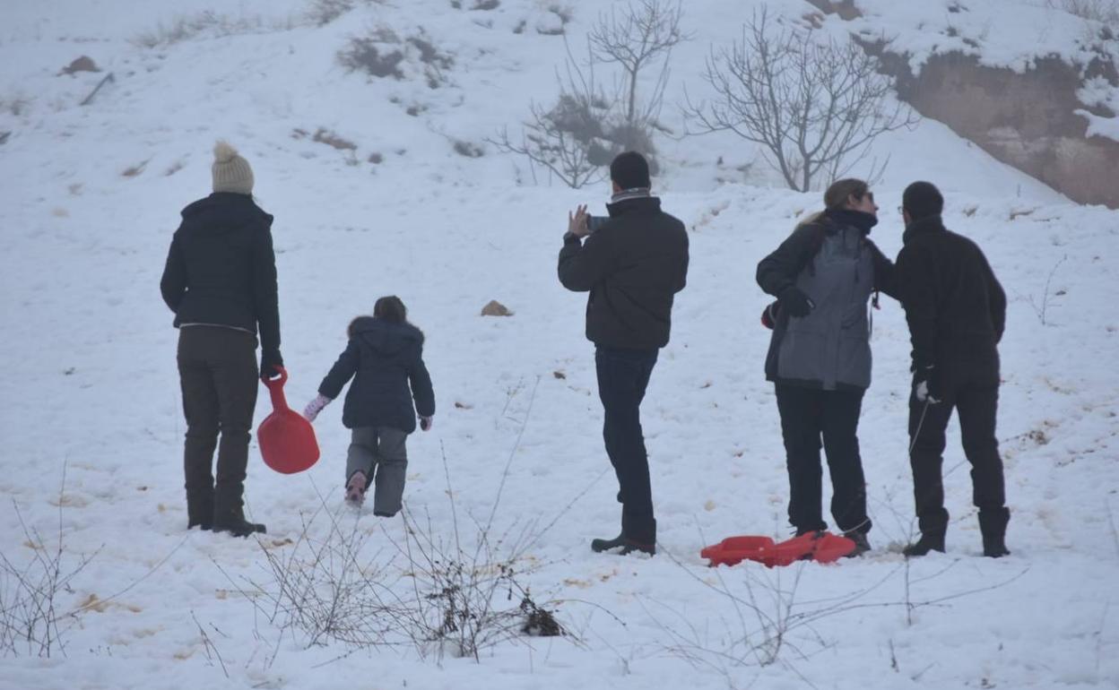 Un grupo de jóvenes disfrutando de la nieve este sábado, en Caravaca.