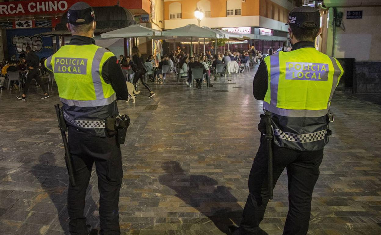 Dos agentes de la Policía Local de Cartagena, en una fotografía de archivo.