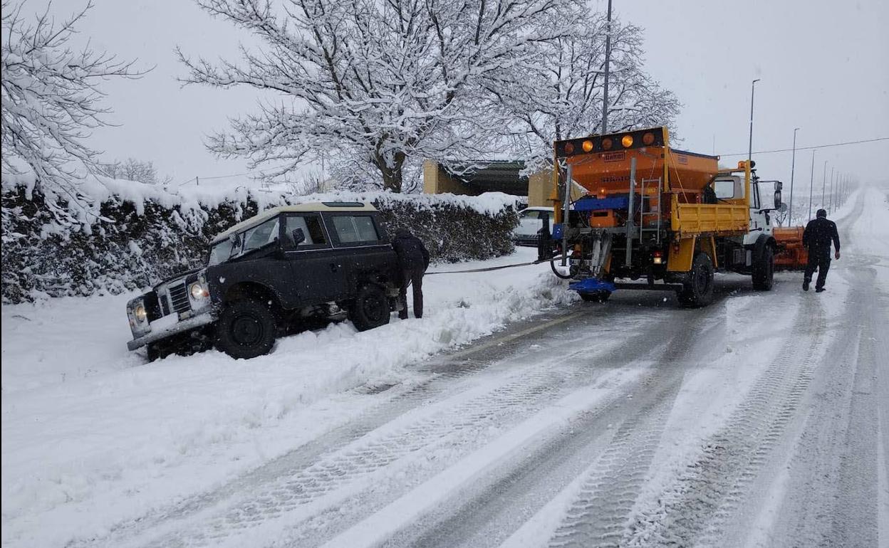 Una máquina quitanieves remolca un vehículo en el Campo de San Juan, en Moratalla.