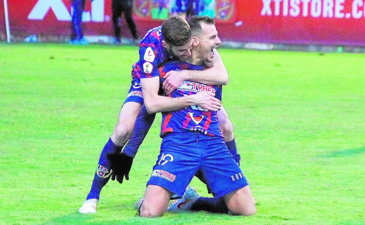 Chistian Perales y Alberto Oca celebran el 3-0.