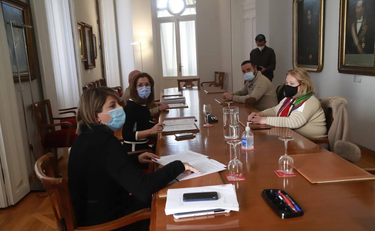Reunión de la alcaldesa de Cartagena, Ana Belén Castejón, con empresarios y hosteleros.