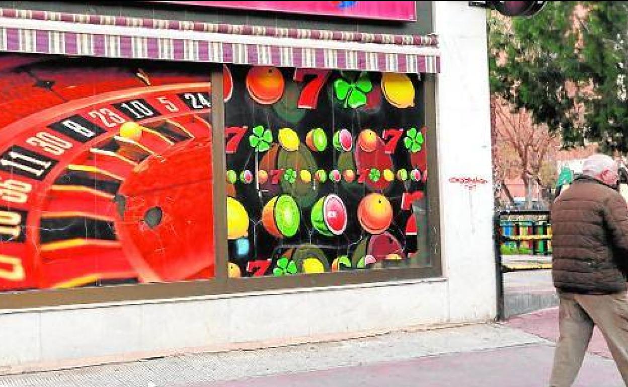 Un ciudadano camina junto a un salón de juego situado en Murcia, en una imagen de archivo.