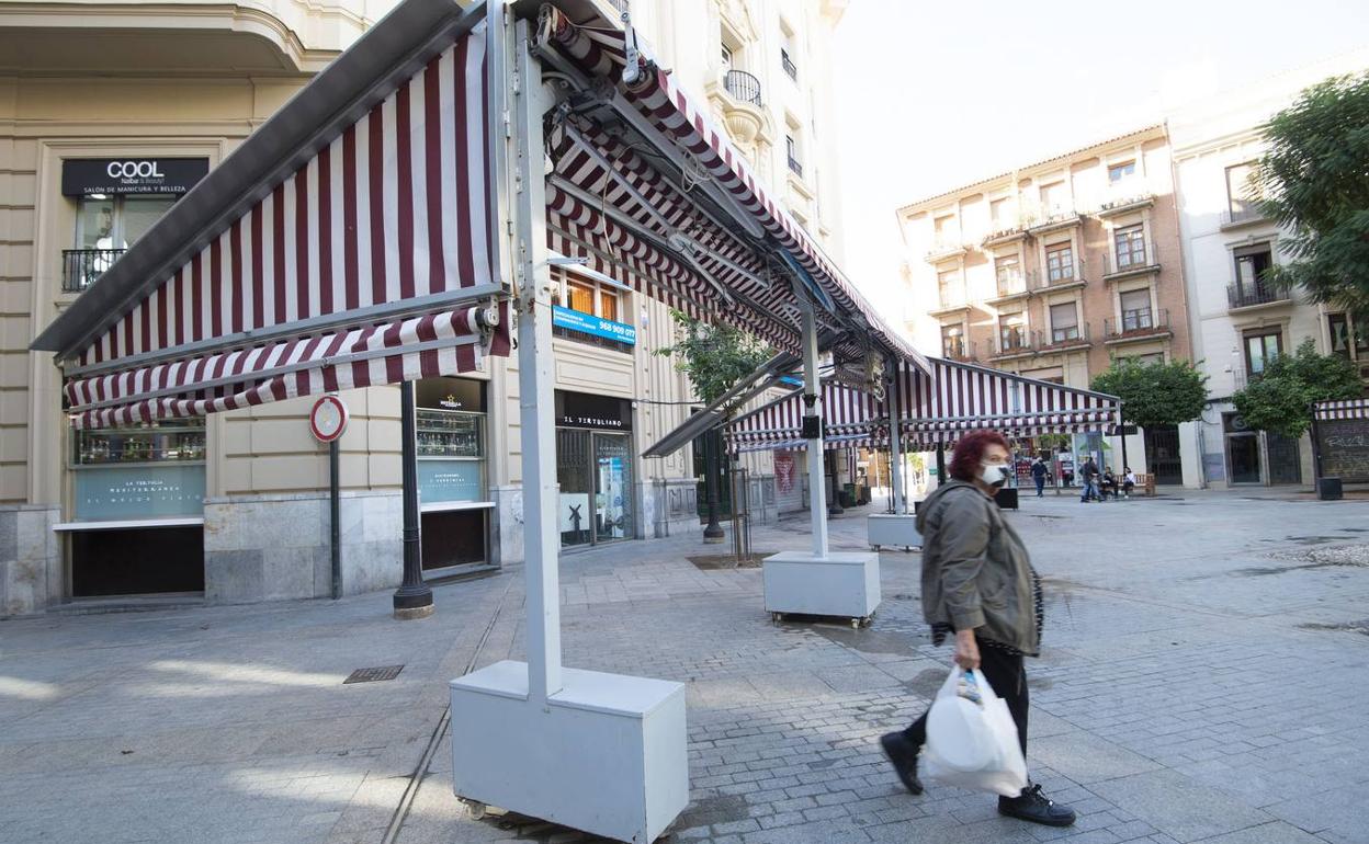 Una mujer pasa por la plaza de Santa Catalina de Murcia con todos los bares cerrados, en una imagen de noviembre pasado. 