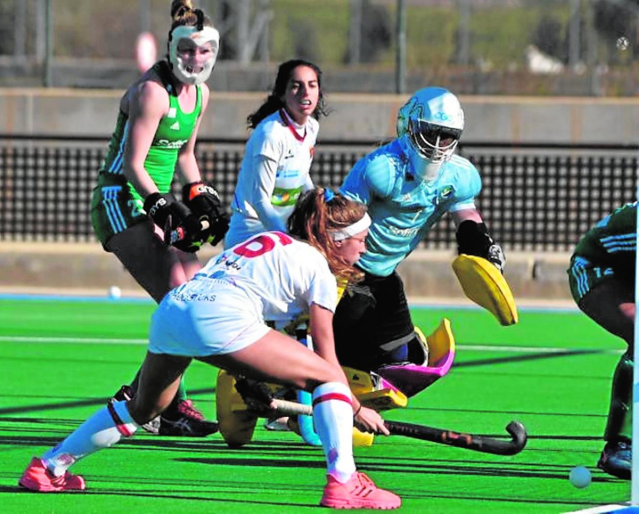 La española Júlia Strappato marca en el partido de ayer.