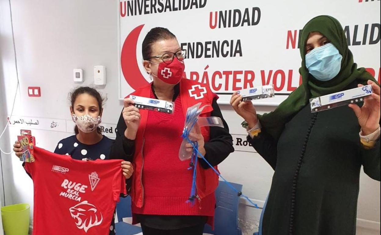 ESP Solutions regala camisetas del Real Murcia a niños atendidos por Cruz Roja-