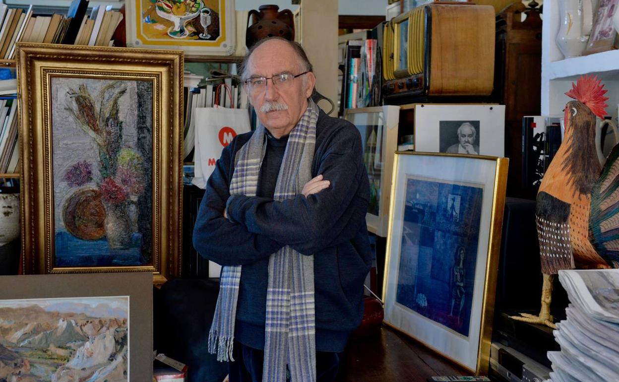 El pintor y crítico de arte Juan Bautista Sanz, en su estudio en Murcia, ayer. 