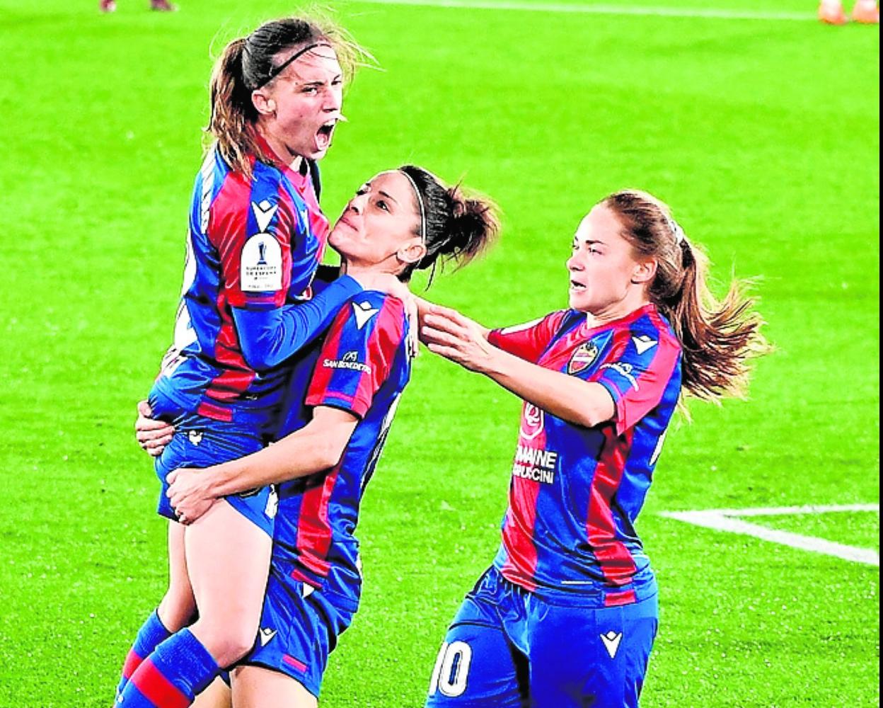 Eva Navarro es aupada por su compañera Ester tras el golazo que le marcó al Logroño en la Supercopa.