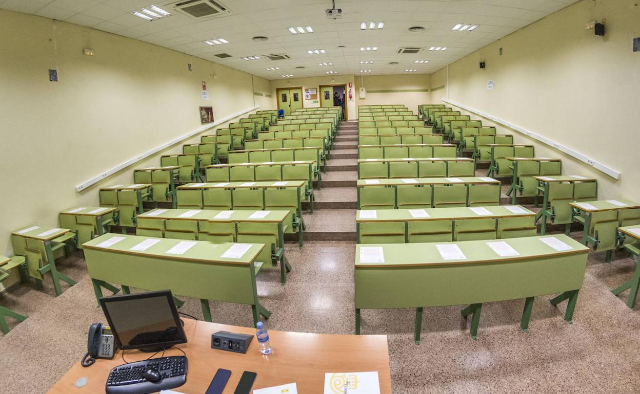 Un aulario, preparado para realizar una oposición, en una imagen de archivo. 