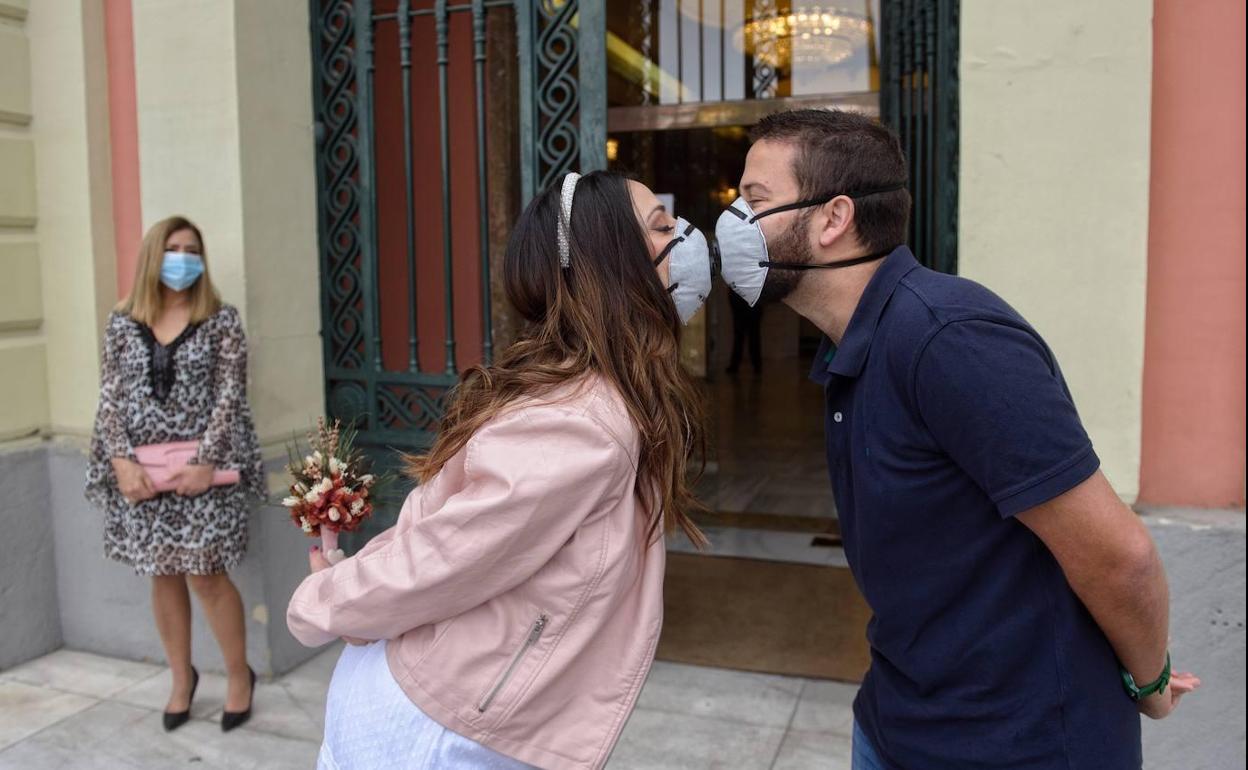 Una pareja que se casó con mascarilla en Murcia en una foto de archivo.