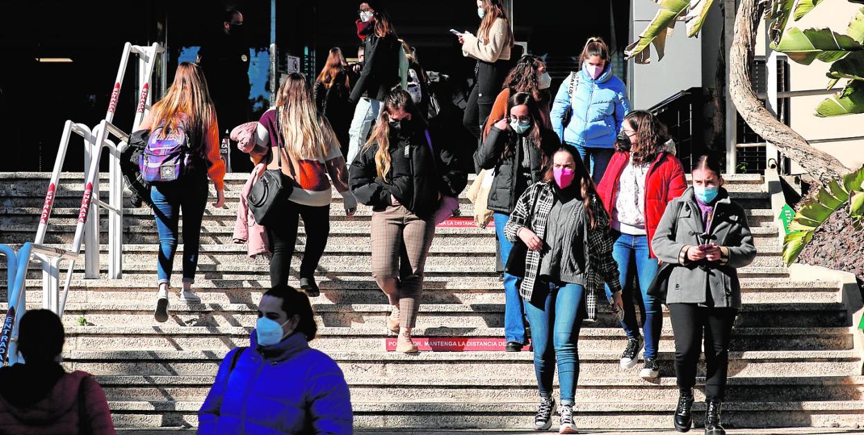 Estudiantes de la Universidad de Murcia, en las escaleras de acceso al Aulario Giner de los Ríos, en Espinardo. 