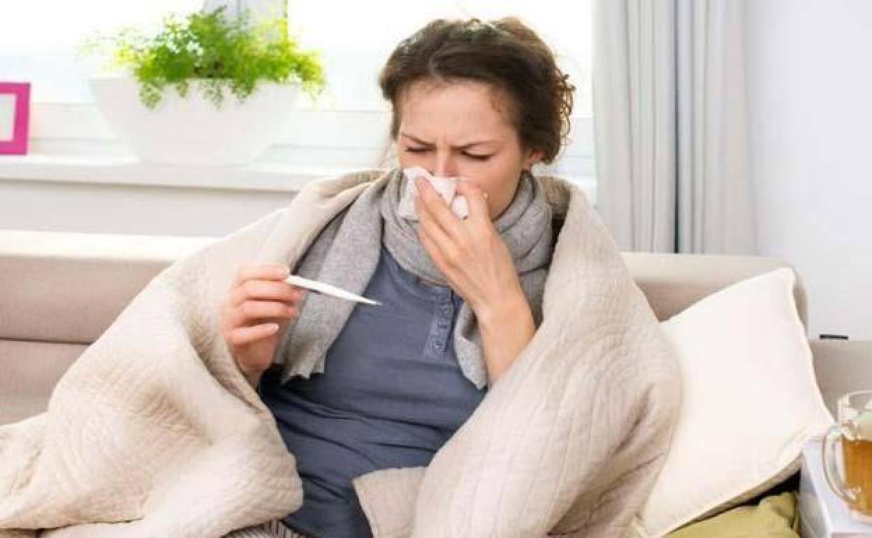Mujer con síntomas de gripe en una foto de archivo.