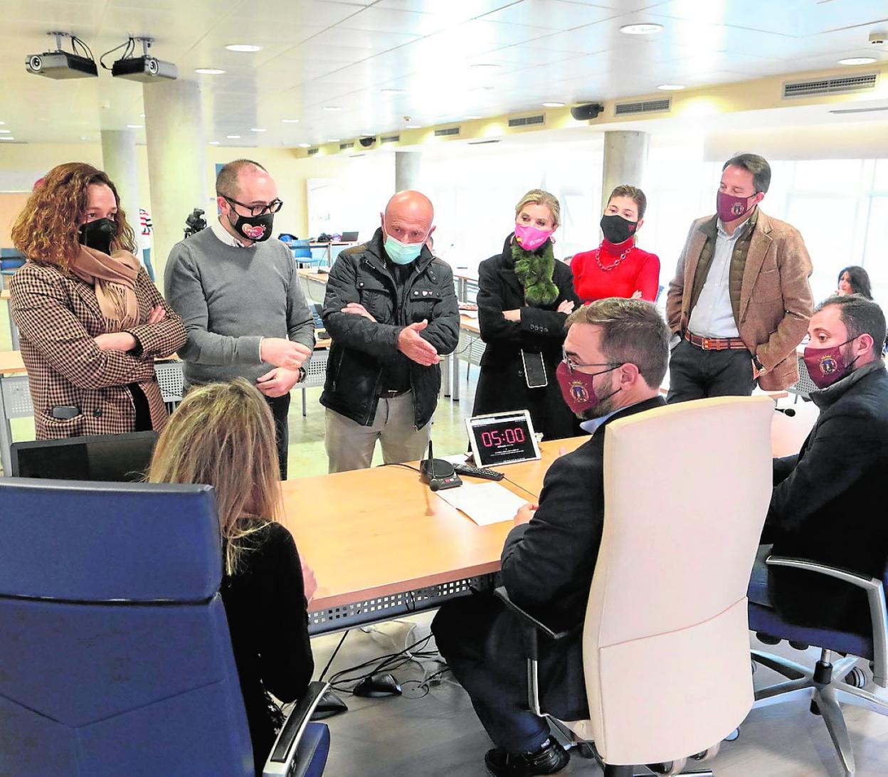 Momento del Pleno de diciembre en el que Sosa (c) intenta la votación separada de las alegaciones. 