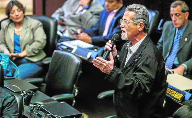 Américo de Grazia, en la imagen durante una sesión de la Asamblea Nacional en junio de 2017, dirigió un informe para la cámara legislativa que desveló el beneficio personal de los altos mandos del régimen de Maduro en las operaciones de tráfico ilegal del Arco Minero. 