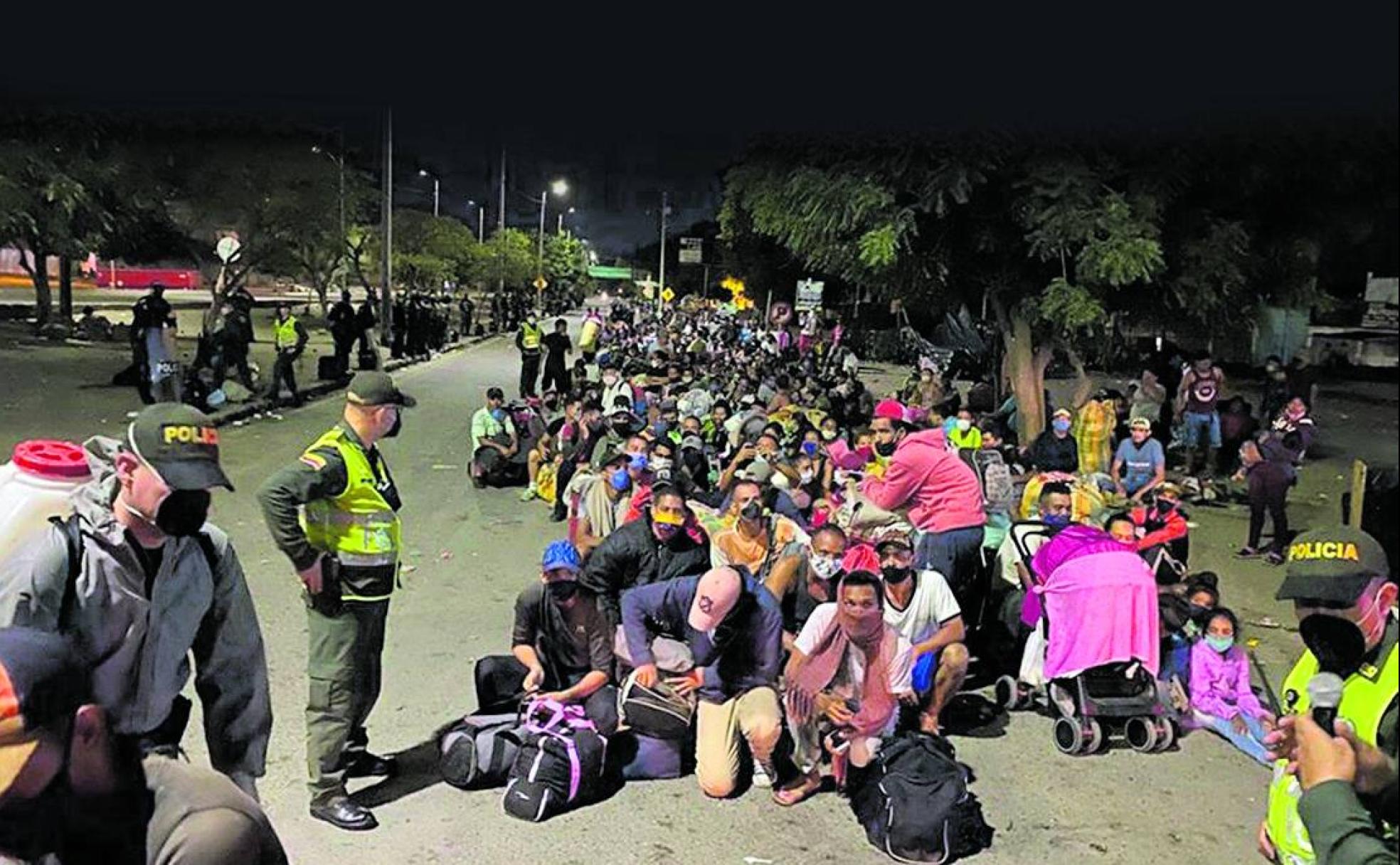 Fotografía cedida por la Secretaría de Frontera y Cooperación Internacional de ciudadanos venezolanos atrapados cerca del puente internacional Simón Bolívar, principal paso fronterizo entre Colombia y Venezuela. 