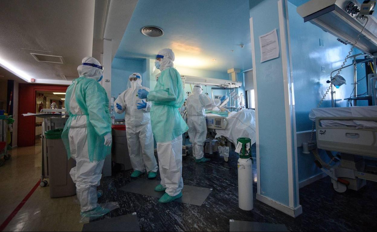 Sanitarios de la UCI del hospital Morales Meseguer durante la crisis del coronavirus. 