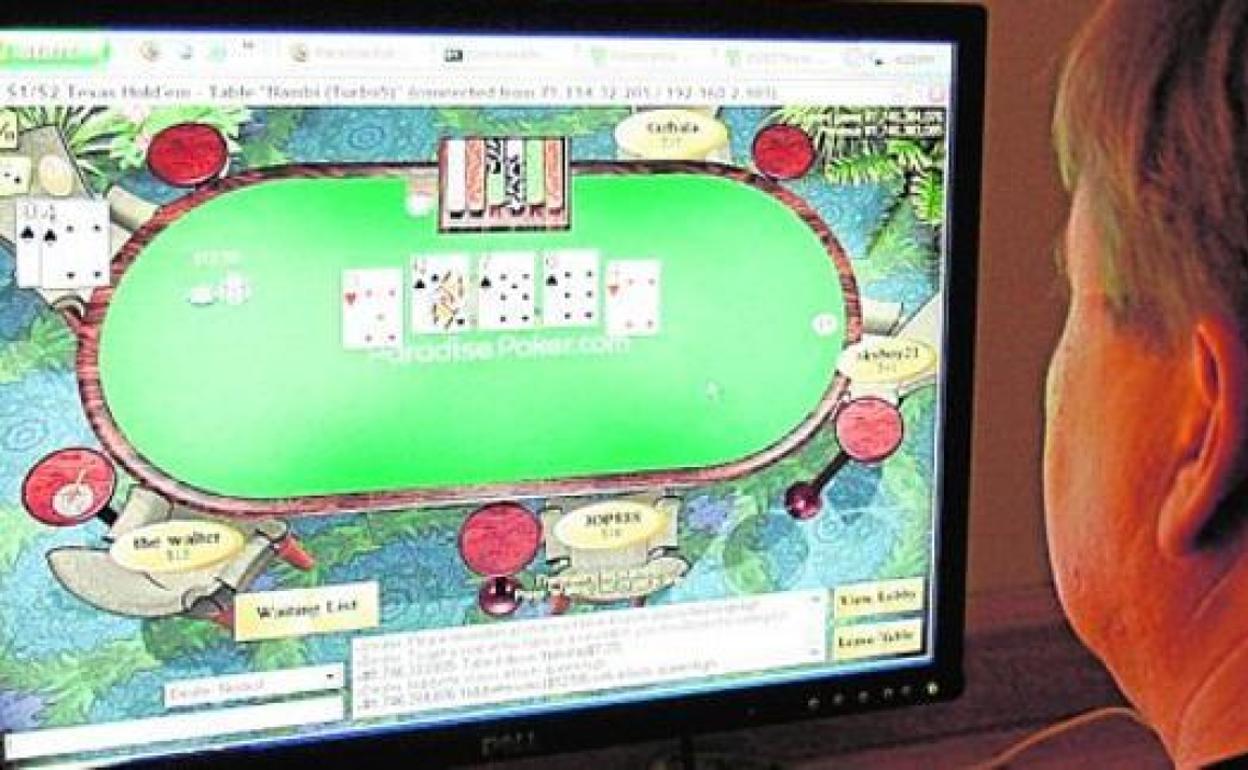 Un hombre juega una partida de póquer 'online''.