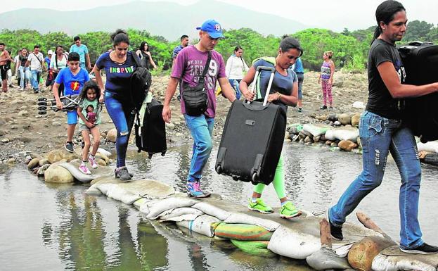La gente cruzando a través del río Táchira en la frontera entre Colombia y Venezuela, visto desde las afueras de Cúcuta, Colombia, en marzo de 2019. 