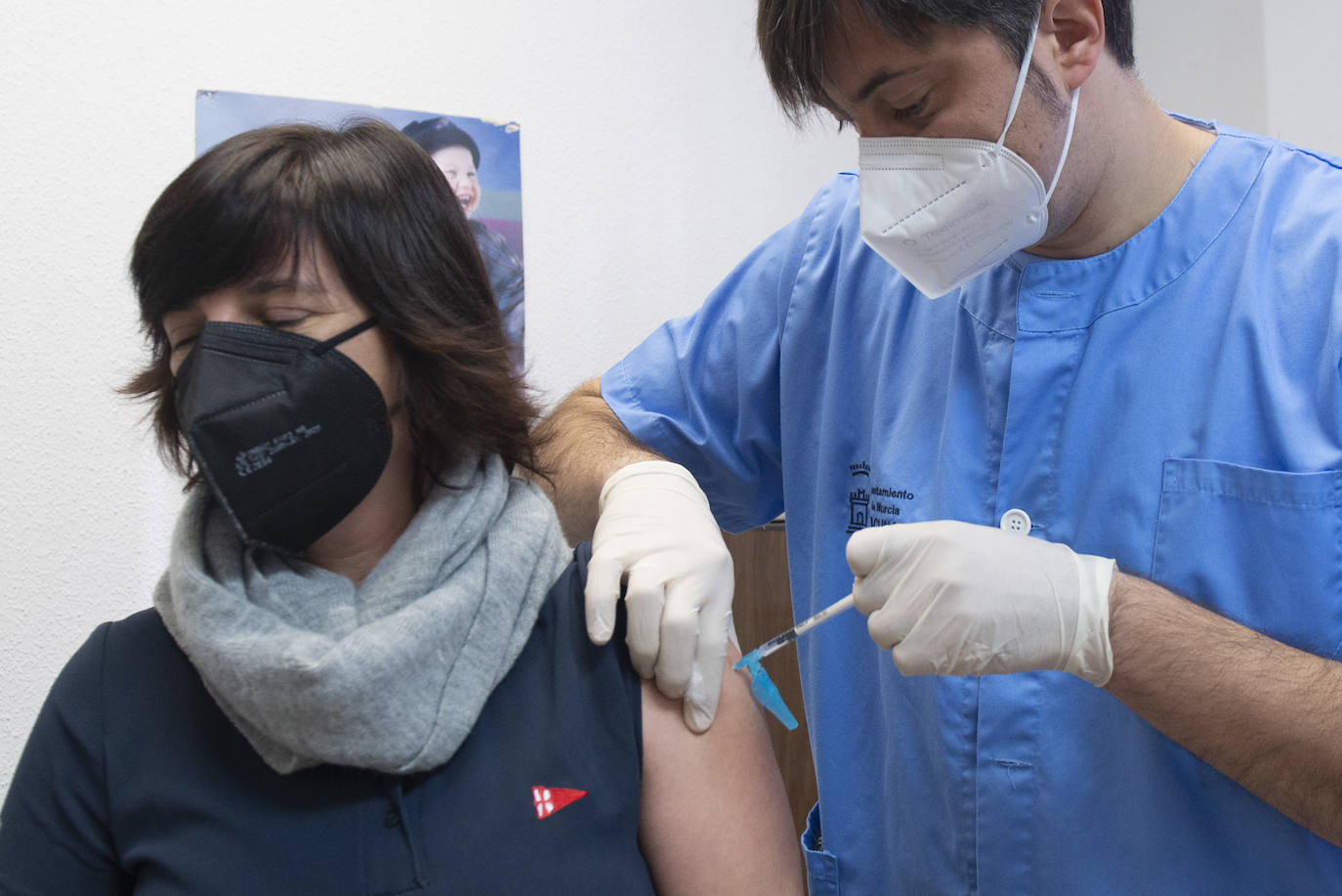 Fotos: Vacunación de profesionales sanitarios en Murcia