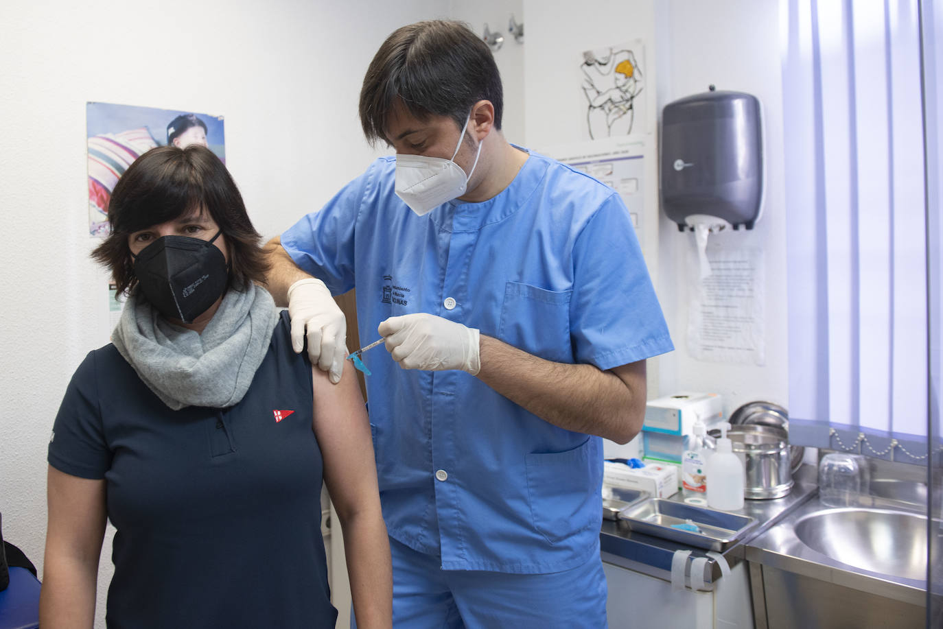 Fotos: Vacunación de profesionales sanitarios en Murcia