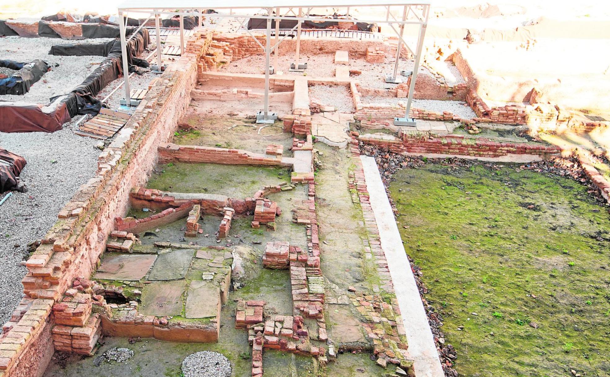 Vista general del patio y la crujía oeste del 'funduq' o posada del yacimiento de San Esteban. 