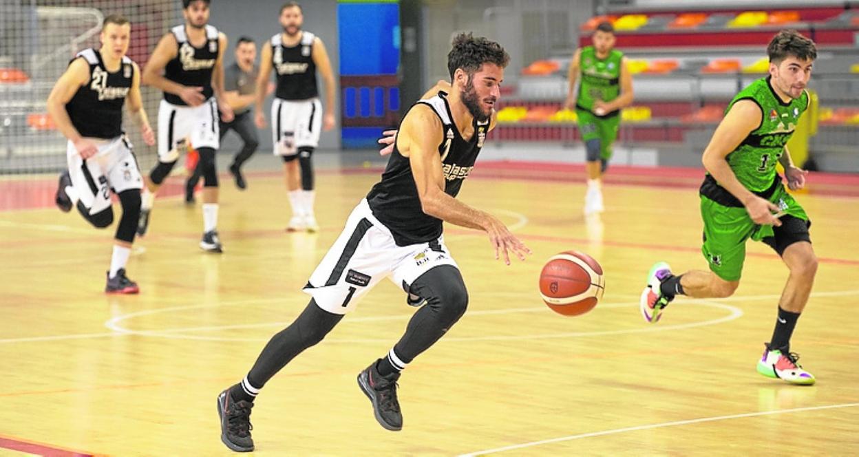 José Antonio Alcoholado conduce un ataque, este domingo. 