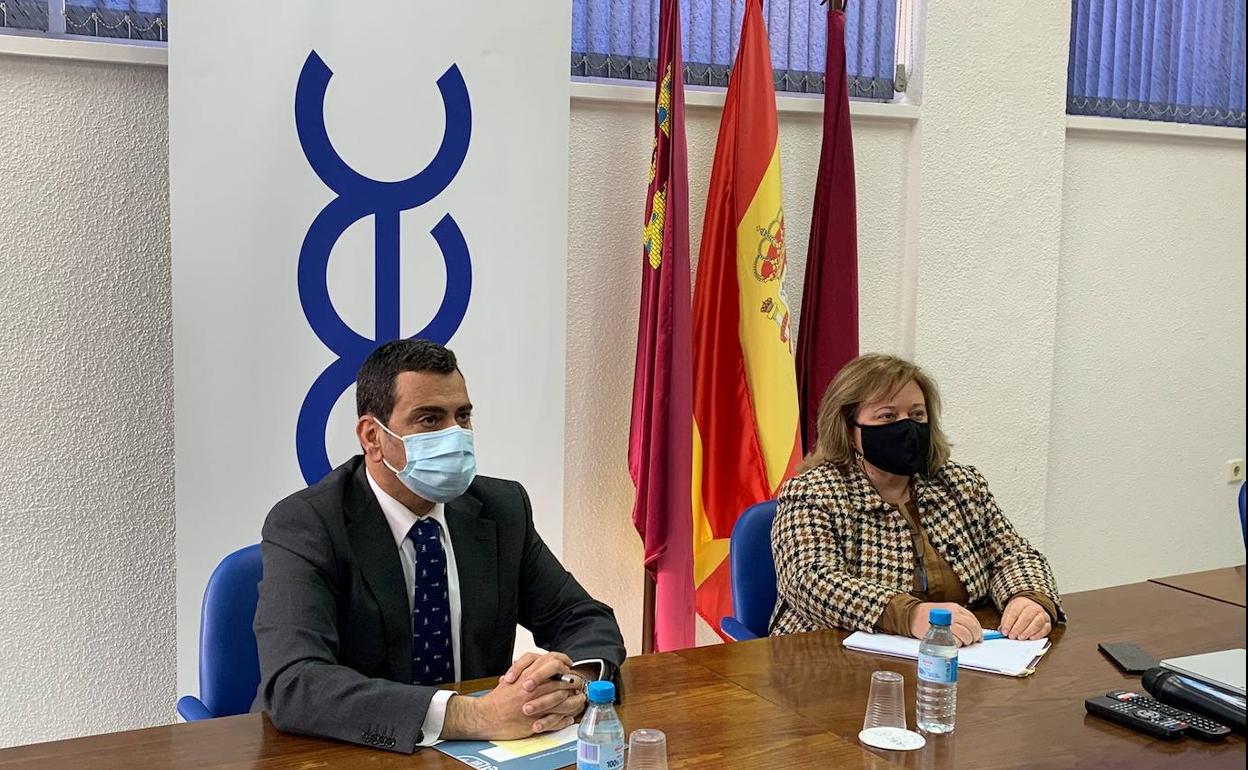 El consejero de Fomento e Infraestructuras, José Ramón Díez de Revenga, y la presidenta de Confederación Comarcal de Organizaciones Empresariales de Cartagena, Ana Correa.