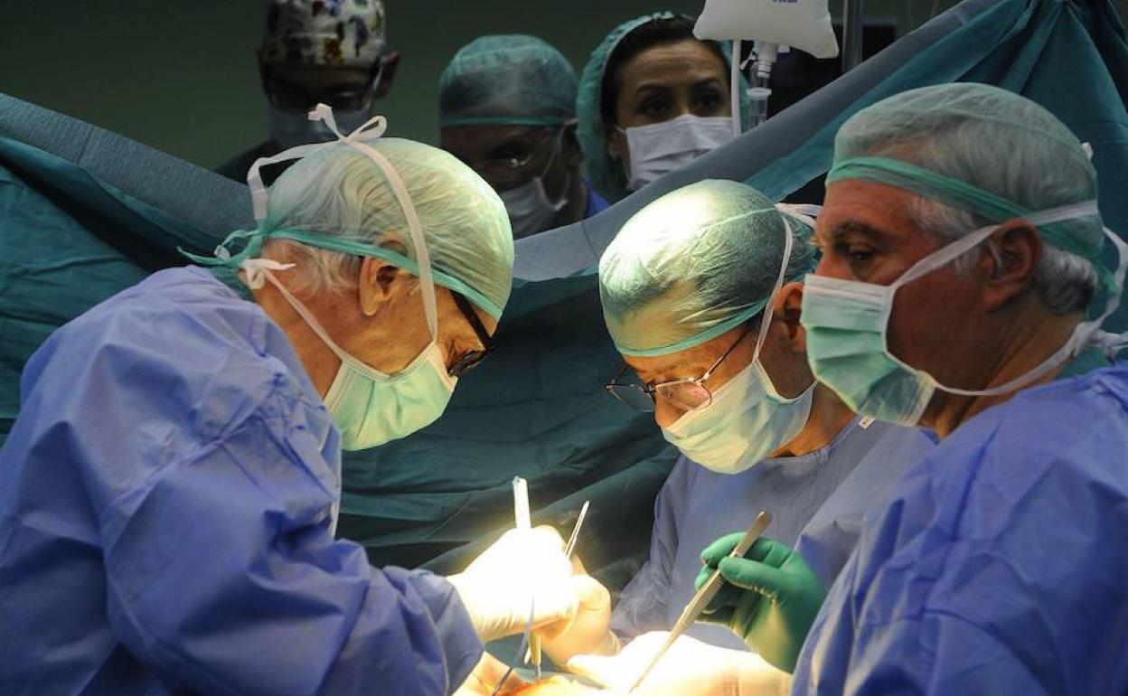 Imagen de archivo de una operación de trasplante de hígado realizada en La Arrixaca.