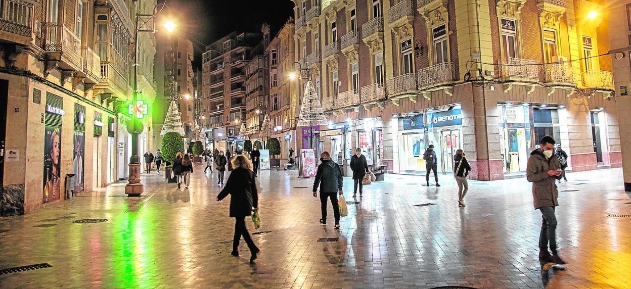 Aspecto de la calle Puerta de Murcia de Cartagena, vista desde la entrada a la calle del Carmen, anoche, minutos antes del cierre comercial. 