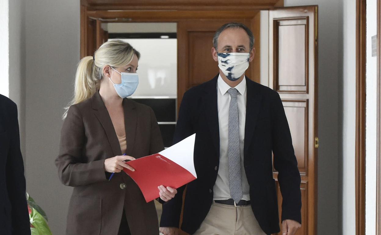 Ana Martínez Vidal y Javier Celdrán, en los pasillos de San Esteban. 