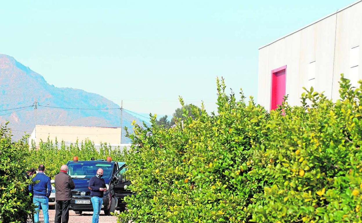 Exterior de la nave industrial de Alquerías donde el hombre se precicpitó a una altura de 5 metros. 